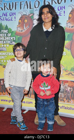 Londra REGNO UNITO 23 Nov 2013 : Rani prezzo e i suoi figli assiste il Gruffalo prestazioni VIP, al Lyric Theatre, Londra. Foto Stock