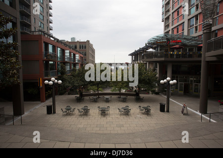 I tavoli e le sedie in un ristorante il cortile a Seattle, Washington. Foto Stock