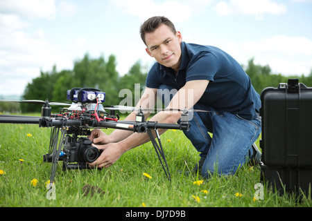 Ingegnere Fotocamera di impostazione sulla fotografia Drone Foto Stock