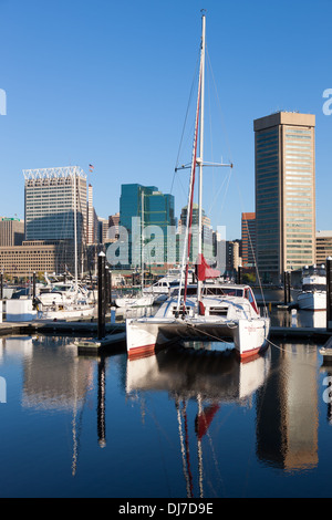 Parte della skyline, tra cui il World Trade Center, che si riflette nelle acque del Porto Interno di Baltimore, Maryland, Foto Stock