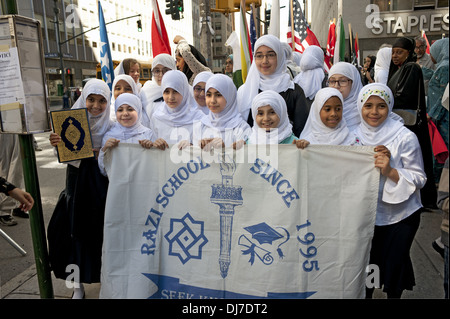 Musulmano annuale parata del giorno, New York City, 2012. Scolare dalla scuola musulmana nel Queens. Foto Stock