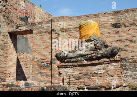 Danneggiato statua del Buddhaa Foto Stock