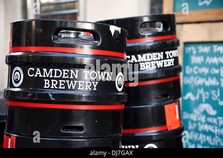 Camden Town birreria barili di birra al di fuori di un bar di Londra. Foto Stock