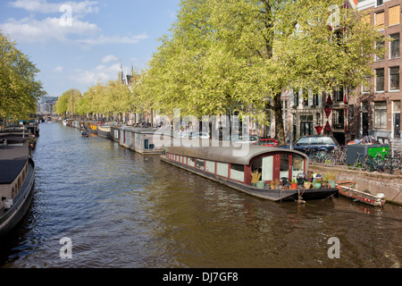 Case galleggianti su un canale ad Amsterdam in Olanda. Foto Stock