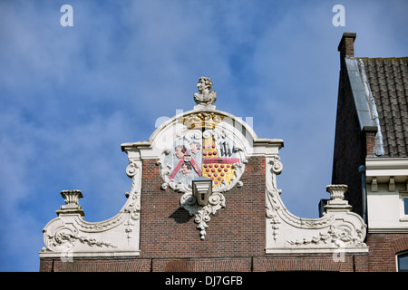 Ornati in stile olandese collo a timpano con stemma sulla parte superiore del XVII secolo situata nel centro storico di Amsterdam, Paesi Bassi. Foto Stock