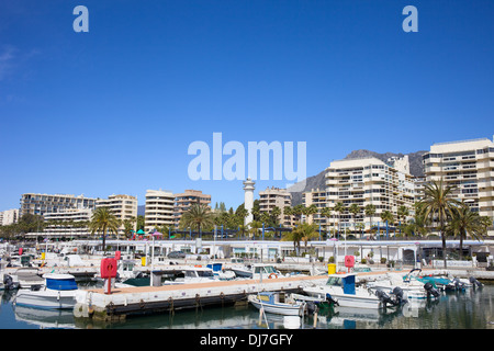 Marina e di edifici di appartamenti in villaggio turistico città di Marbella sulla Costa del Sol in Spagna. Foto Stock