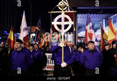 Madrid, Spagna. 23 Nov, 2013. Nazionalisti francesi tenere croci celtiche come essi marzo a ''El valle de los Caidos'' (la Valle dei caduti) il mese di marzo si svolge a Madrid a La Valle dei caduti dove le tombe di Spagna dell ex dittatore gen. Francisco Franco e Primo de Rivera si trovano nel suo 77° anniversario. Credito: Rodrigo Garcia/NurPhoto/ZUMAPRESS.com/Alamy Live News Foto Stock