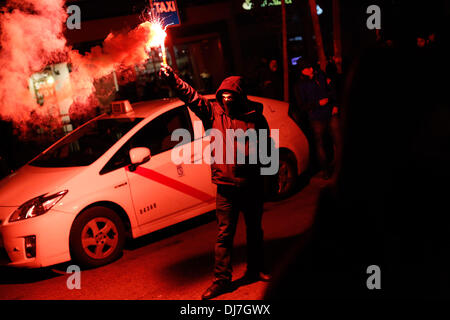 Madrid, Spagna. 23 Nov, 2013. Un protestor detiene una svasatura durante una manifestazione contro il fascismo. Manifestanti antifasciste marzo attraverso le strade di Madrid contro il fascismo una polizia represion. Credito: Rodrigo Garcia/NurPhoto/ZUMAPRESS.com/Alamy Live News Foto Stock