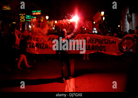 Madrid, Spagna. 23 Nov, 2013. Un protestor detiene una svasatura durante una manifestazione contro il fascismo. Manifestanti antifasciste marzo attraverso le strade di Madrid contro il fascismo una polizia represion. Credito: Rodrigo Garcia/NurPhoto/ZUMAPRESS.com/Alamy Live News Foto Stock