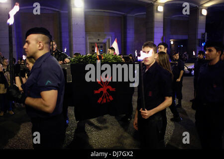 Madrid, Spagna. 23 Nov, 2013. Falange sostenitori con fiaccole sul fuoco portano un regalo floreale per Primo di Rivera che si trova a El valle de los Caidos in Madrid. Il mese di marzo si svolge a Madrid a La Valle dei caduti dove le tombe di Spagna dell ex dittatore gen. Francisco Franco e Primo de Rivera si trovano nel suo 77° anniversario. Credito: Rodrigo Garcia/NurPhoto/ZUMAPRESS.com/Alamy Live News Foto Stock