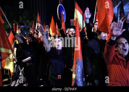 Madrid, Spagna. 23 Nov, 2013. I sostenitori del la dittatura di Franco luogo le loro mani per aria come canto ''El caralsol'' una canzone fascista. Il mese di marzo si svolge a Madrid a La Valle dei caduti dove le tombe di Spagna dell ex dittatore gen. Francisco Franco e Primo de Rivera si trovano nel suo 77° anniversario. Credito: Rodrigo Garcia/NurPhoto/ZUMAPRESS.com/Alamy Live News Foto Stock