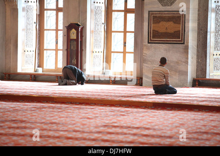 I dettagli dell'interno dei fedeli in preghiera nella moschea Blu di Istanbul, Turchia Foto Stock