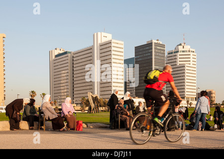 Uomo in bicicletta lungo il lungomare di Tel Aviv, Israele Foto Stock