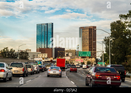 Il centro cittadino di Los Angeles skyline dalla 110 Freeway da sud in un giorno nuvoloso tramonto intorno a novembre 2013 Foto Stock