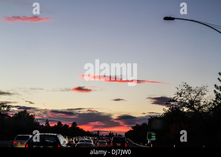 Un tramonto rosso sulla superstrada 101 vicino Reseda, Los Angeles California Foto Stock