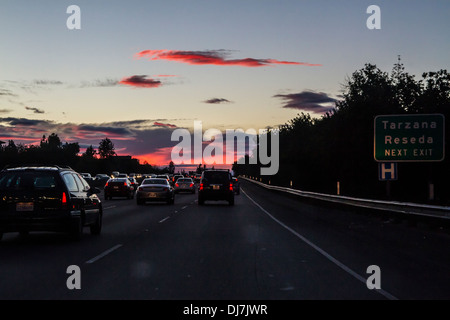 Un tramonto rosso sulla superstrada 101 vicino Reseda, Los Angeles California Foto Stock