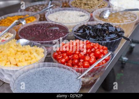 Condimenti per Taiwan ghiaccio rasata dessert presso un fornitore Foto Stock