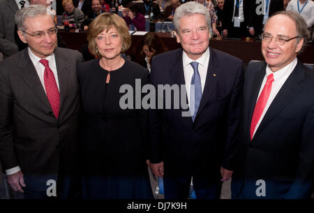 Salomon Korn (L-R), il Vicepresidente del Consiglio Centrale degli Ebrei, Daniela Schadt, partner del Presidente tedesco, Presidente tedesco Joachim Gauck e Dieter Graumann, Presidente del Consiglio Centrale degli Ebrei, posa per una foto durante la Gemeindetag (Comunità giorno) presso il Consiglio centrale degli ebrei in Germania a Berlino, Germania, circa 700 i partecipanti sono attesi per il Gemeindetag con numerosi workshop su politico e sociale attuale argomenti. Foto: JOERG CARTSENSEN Foto Stock