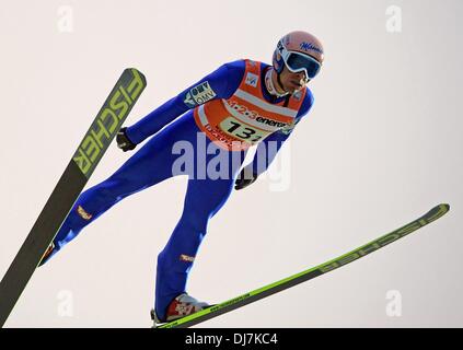 Il concorso di Klingenthal, in Germania. 23 Nov, 2013. Sci austriaca il ponticello Andreas Kofler in azione nella competizione a squadre in vista del prossimo ski jumping world cup, a Klingenthal, in Germania, 23 novembre 2013. Foto: Hendrik Schmidt/dpa/Alamy Live News Foto Stock