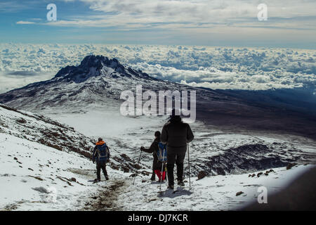 (131124) -- il Monte Kilimanjaro, nov. 24, 2013 (Xinhua) -- Gli escursionisti scendono da Uhuru Peak, il punto più alto dell'Africa, sul Monte Kilimanjaro, nel nord della Tanzania, nov. 19, 2013. (Xinhua/Li Jing) (djj) Foto Stock