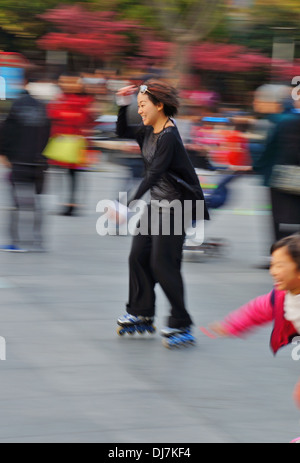 Ragazza rollerskating a Shanghai in Cina Foto Stock