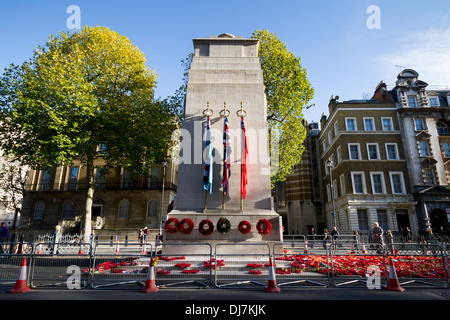 Il papavero ghirlande prevista dal Memoriale di guerra il cenotafio in Whitehall, Londra. Foto Stock