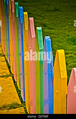 In legno colorato composto, parete in una scuola di Pune, Maharashtra, India Foto Stock