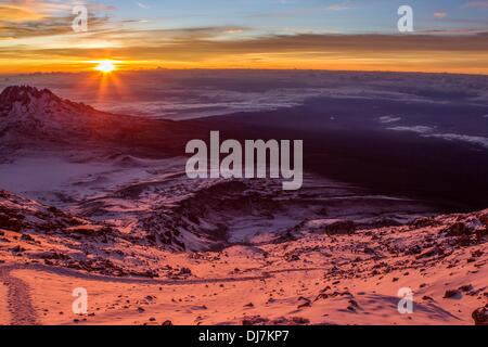 (131124) -- il Monte Kilimanjaro, nov. 24, 2013 (Xinhua) -- Foto scattata il 9 novembre 19, 2013 mostra il sorgere del sole visto dal punto di Stella del Kilimanjaro, nel nord della Tanzania. (Xinhua/Li Jing) (djj) Foto Stock