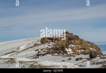 (131124) -- il Monte Kilimanjaro, nov. 24, 2013 (Xinhua) -- Gli escursionisti posa per foto a Uhuru Peak, il punto più alto dell'Africa, sul Monte Kilimanjaro, nel nord della Tanzania, nov. 19, 2013. (Xinhua/Li Jing) (djj) Foto Stock