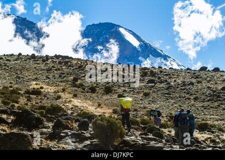 (131124) -- il Monte Kilimanjaro, nov. 24, 2013 (Xinhua) -- Gli escursionisti trekking sulla Machame Route del Kilimanjaro, nel nord della Tanzania, nov. 17, 2013. (Xinhua/Li Jing) (djj) Foto Stock