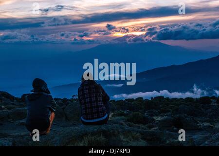 (131124) -- il Monte Kilimanjaro, nov. 24, 2013 (Xinhua) -- Gli escursionisti tramonto a Shira Camp di 3.850 metri di altitudine sulla Machame Route del Kilimanjaro, nel nord della Tanzania, nov. 16, 2013. (Xinhua/Li Jing) (djj) Foto Stock