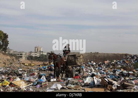 La città di Gaza, Striscia di Gaza, Territori palestinesi . 24 Novembre, 2013. I lavoratori palestinesi di Gaza comune raccogliere i rifiuti in una discarica nel composto di Yarmouk, nella città di Gaza, su nov. 24, 2013. Comune di Gaza ha annunciato di interrompere il lavoro dei relativi rifiuti le vetture a causa di una insufficienza di carburante Credito: Ashraf Amra/immagini APA/ZUMAPRESS.com/Alamy Live News Foto Stock