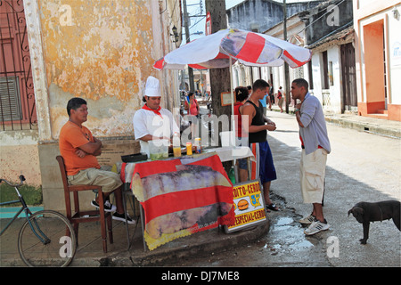 Cucina di strada in stallo la vendita di carne di maiale, Calle Alejandro del Rio, Remedios, provincia di Villa Clara, Cuba, il Mare dei Caraibi e America centrale Foto Stock