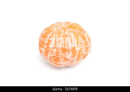 Sbucciate arancio mandarino o mandarino frutto isolato su sfondo bianco Foto Stock
