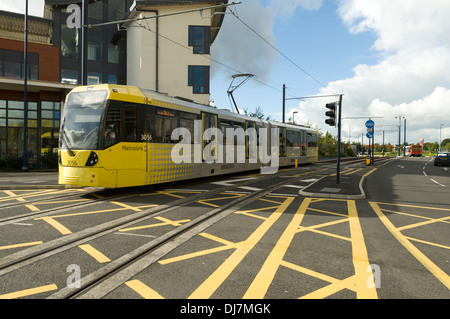 Tram Metrolink sulla East Manchester Linea vicino a Ashton Under Lyne Town Center, Tameside, Manchester, Inghilterra, Regno Unito Foto Stock