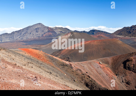 Vista da un cono di scorie all'interno del grande cratere Haleakala in Maui, Hawaii. Foto Stock