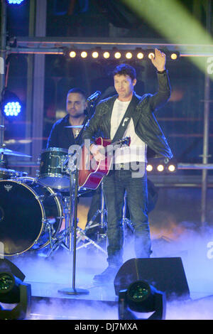 Monaco di Baviera, Germania. 23 Nov, 2013. Musicista James Blunt esegue durante la TV-totale immersione alta 2013 a Monaco di Baviera, Germania, 23 novembre 2013. Gli sport acquatici programma è stato trasmesso dal vivo da Olympic Swimming Hall sul canale Pro Sieben. Foto: FELIX HOERHAGER/dpa/Alamy Live News Foto Stock