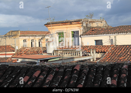 I tetti della città da Hotel Barcellona, Remedios, provincia di Villa Clara, Cuba, il Mare dei Caraibi e America centrale Foto Stock