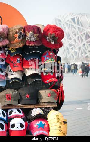 Stand di souvenir di fronte allo Stadio Nazionale noto anche come il nido di Chaoyang District, Pechino, Cina Foto Stock