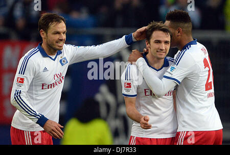 Amburgo, Germania. 24 Novembre, 2013. Amburgo Badelj Milano festeggia il suo 1-1 obiettivo con Heiko Westermann (L) e Jonathan Tah durante la Bundesliga tedesca match tra Hamburger SV e Hannover 96 a Imtech Arena di Amburgo, Germania, 24 novembre 2013. Foto: PETER STEFFEN (ATTENZIONE: grazie alle linee guida di accreditamento, il DFL consente solo la pubblicazione e utilizzazione di fino a 15 immagini per corrispondenza su internet e nei contenuti multimediali in linea durante la partita.)/dpa/Alamy Live News Foto Stock