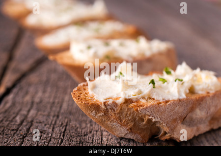 Il formaggio bianco crema sulla fetta di pane grigliato Foto Stock