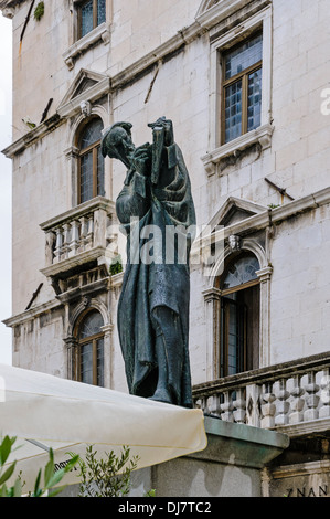 Una statua di Marko Marulić, riconosciuto come il XV secolo il padre della letteratura croata, scolpita in bronzo da Ivan Mestrovic Foto Stock