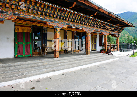 Vishnu Karma Phja,preghiera buddista volteggiare il Dzong in senso orario recitando preghiere, Simthokha Dzong costruito 1629 Thimphu,Bhutan Foto Stock