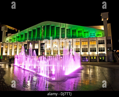 Wembley Arena di notte mostra fontane, Wembley, London, England, Regno Unito Foto Stock