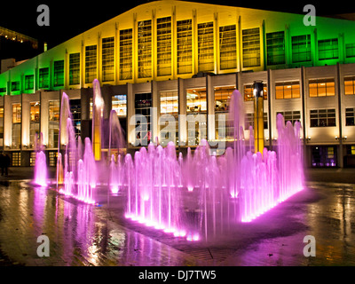 Wembley Arena di notte mostra fontane, Wembley, London, England, Regno Unito Foto Stock