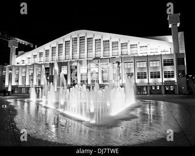 Wembley Arena di notte mostra fontane, Wembley, London, England, Regno Unito Foto Stock