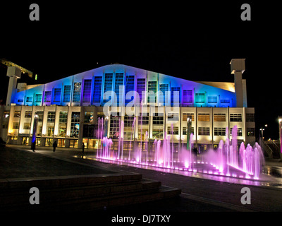 Wembley Arena di notte mostra fontane, Wembley, London, England, Regno Unito Foto Stock