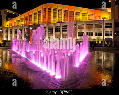 Wembley Arena di notte mostra fontane, Wembley, London, England, Regno Unito Foto Stock