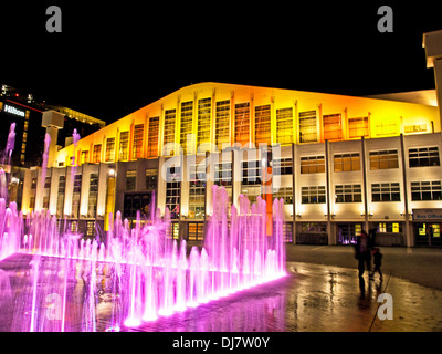 Wembley Arena di notte mostra fontane, Wembley, London, England, Regno Unito Foto Stock