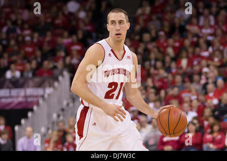Madison, Wisconsin, Stati Uniti d'America. 23 Nov, 2013. Novembre 23, 2013: Wisconsin Badgers guard Josh Gasser #21 in azione durante il NCAA pallacanestro tra l'Oral Roberts aquile reali e il Wisconsin Badgers a Kohl Center a Madison, WI. Wisconsin sconfitto Oral Roberts 76-67. John Fisher/CSM/Alamy Live News Foto Stock